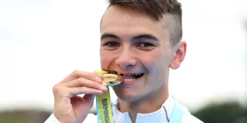 Commonwealth Games: England’s Alex Yee wins first gold of Games