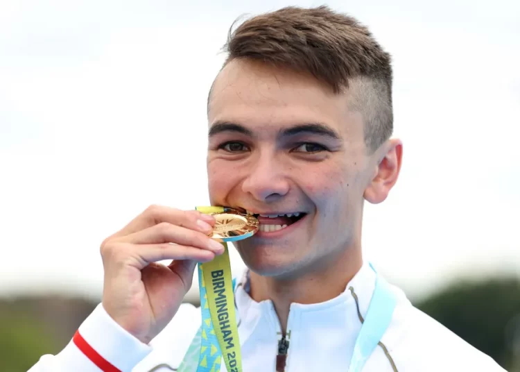 Commonwealth Games: England’s Alex Yee wins first gold of Games