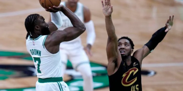 Brown Explodes for 32 as Celtics Dominate Cavs in Game 1