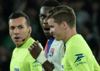 Saint-Etienne Triumphs in Controversial Derby Marred by Crowd Trouble