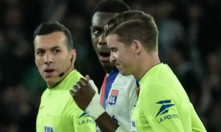 Saint-Etienne Triumphs in Controversial Derby Marred by Crowd Trouble