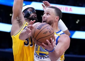 Curry Outshines LeBron as Warriors Defeat Lakers
