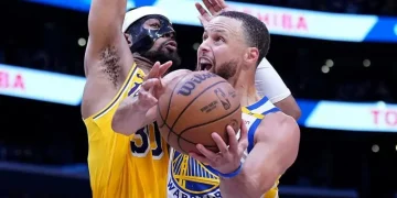 Curry Outshines LeBron as Warriors Defeat Lakers