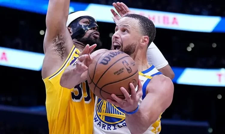 Curry Outshines LeBron as Warriors Defeat Lakers