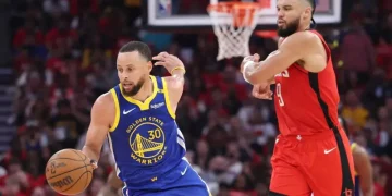 Curry Leads Warriors Past Rockets in Play-Off Opener