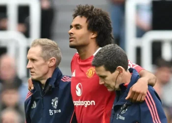 Manchester United’s Zirkzee Faces Extended Spell on Sidelines with Hamstring Injury