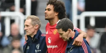 Manchester United’s Zirkzee Faces Extended Spell on Sidelines with Hamstring Injury
