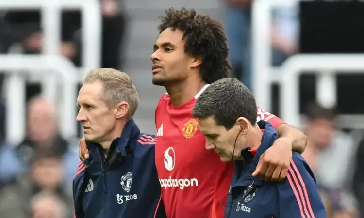 Manchester United’s Zirkzee Faces Extended Spell on Sidelines with Hamstring Injury