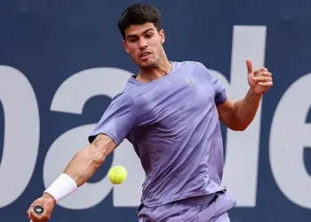 Carlos Alcaraz Battles Past Quinn to Reach Barcelona Open Last 16