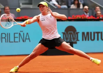 Swiatek Battles Through After Madrid Blackout