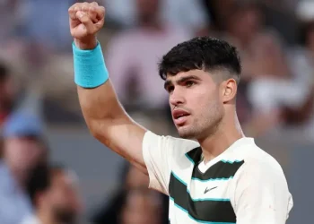 Alcaraz Survives French Open Scare, Top Seeds Advance