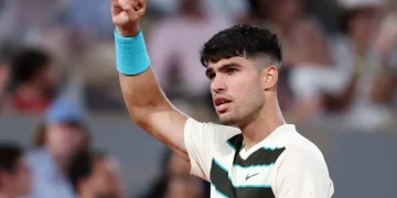 Alcaraz Survives French Open Scare, Top Seeds Advance