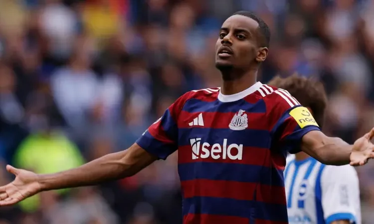 Isak’s Late Penalty Rescues Newcastle Draw at Brighton