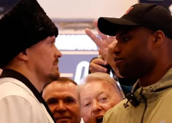 Usyk Downplays Age as Undisputed Clash with Dubois Looms