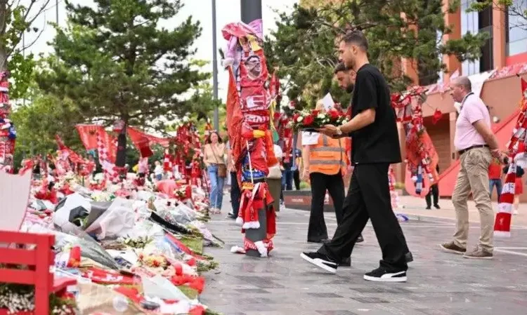 Manchester United Pay Tribute to Jota and Silva at Anfield