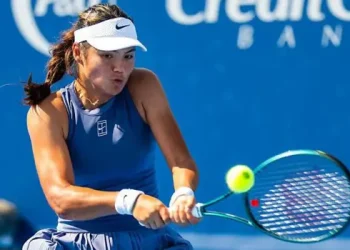 Raducanu Starts Strong with New Coach Roig, Advances in Cincinnati