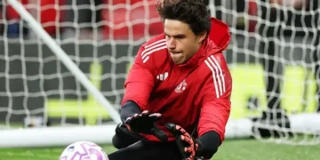 Lammens Debut Dilemma: £18M Keeper Waits for Man Utd Chance