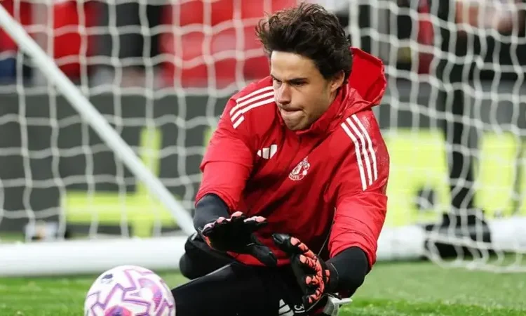 Lammens Debut Dilemma: £18M Keeper Waits for Man Utd Chance