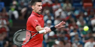 Djokovic Survives Injury and Heat to Reach Shanghai Quarters