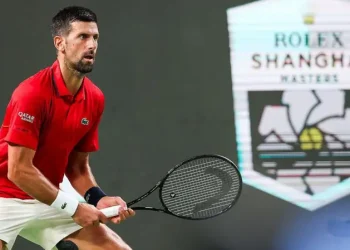 Djokovic Survives Brutal Heat to Reach Shanghai Semis