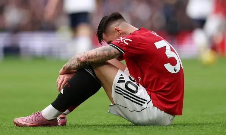 Man Utd Play Down Sesko Knee Injury Fears; Martinez Links Up with Argentina