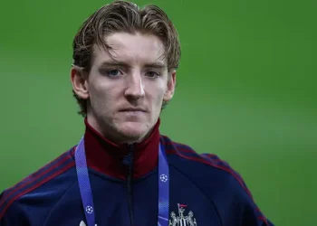 Howe Urges Gordon to Ignore Arsenal Links and Stay ‘Fully Focused’