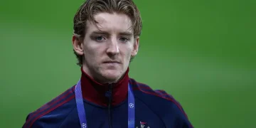 Howe Urges Gordon to Ignore Arsenal Links and Stay ‘Fully Focused’