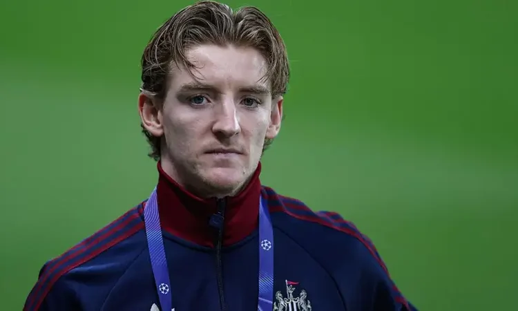 Howe Urges Gordon to Ignore Arsenal Links and Stay ‘Fully Focused’