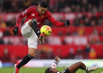 Šeško Strikes Late as Carrick’s United Edge Fulham