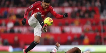 Šeško Strikes Late as Carrick’s United Edge Fulham