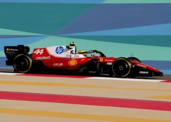 Hamilton Defies Critics as F1’s New Era Divides Paddock