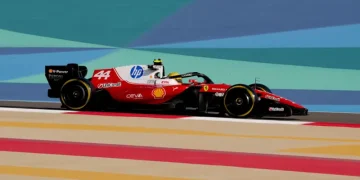 Hamilton Defies Critics as F1’s New Era Divides Paddock