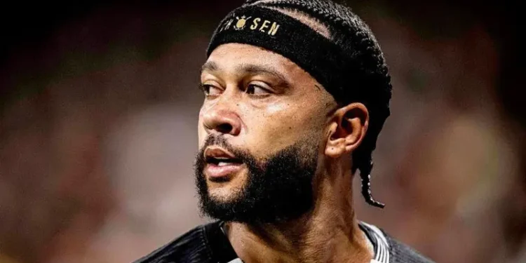 Depay Clarifies Phone Use in Corinthians Match