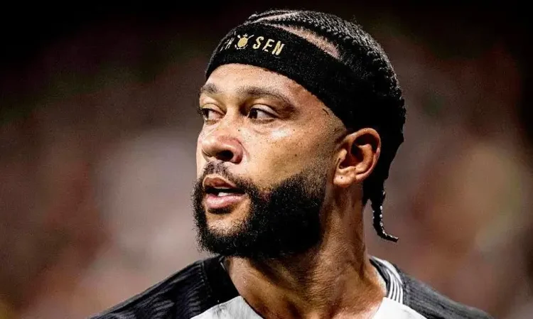 Depay Clarifies Phone Use in Corinthians Match