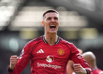 Šeško Winner Propels Man Utd to Third Amid VAR Drama