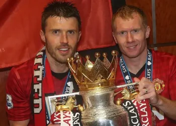 Scholes Clarifies “Offensive” Remarks Toward Man Utd Boss Carrick