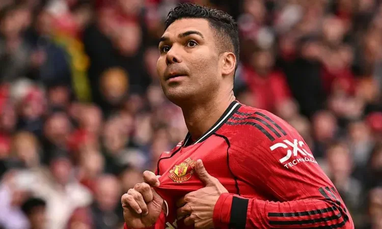 Late Show Fires Man Utd Past Villa