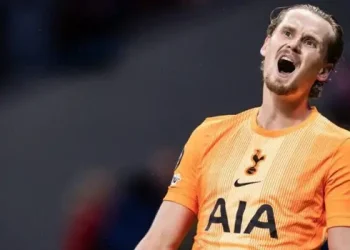 Spurs Shambles: Kinsky Hooked After 17-Minute Horror Show