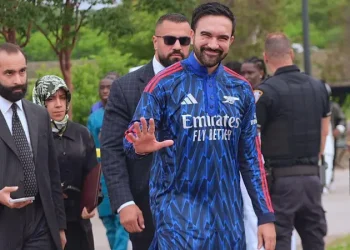Mamdani’s Arsenal Kurta Steals Spotlight