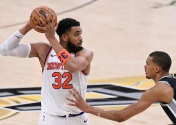 Knicks Stun Spurs With Late Surge in Game One