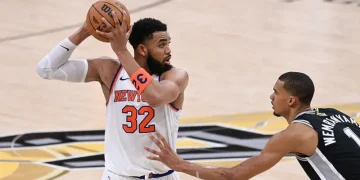 Knicks Stun Spurs With Late Surge in Game One