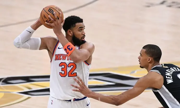 Knicks Stun Spurs With Late Surge in Game One