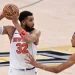 Knicks Stun Spurs With Late Surge in Game One
